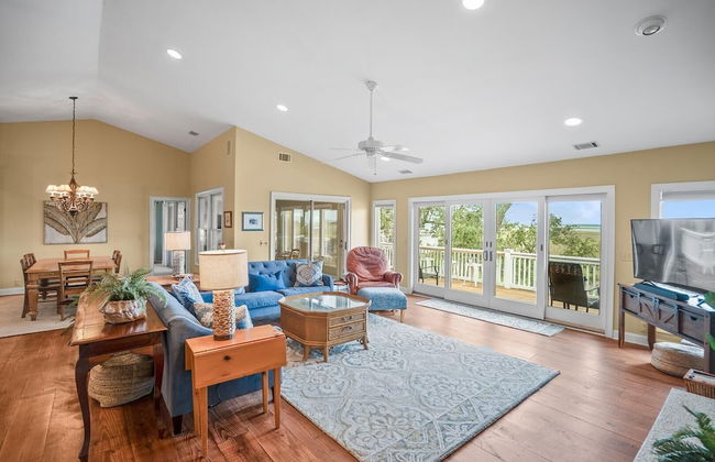 Stunning Marsh & Water Views in This Completely Renovated Three Bedroom Home - Foto 14