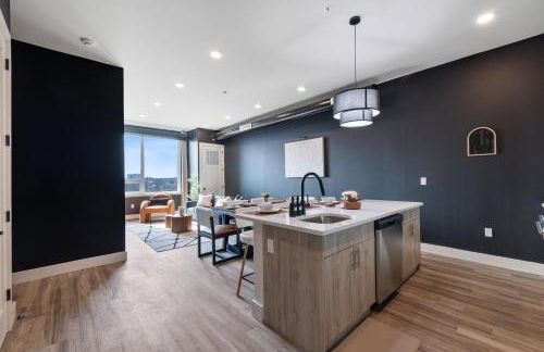 2BR 2BA, King bd, Gym, Free Parking, 8min to Train - Foto 10