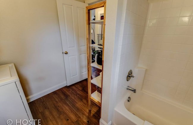 Romantic Getaway King Bed 1min to Restaurants! - Foto 4