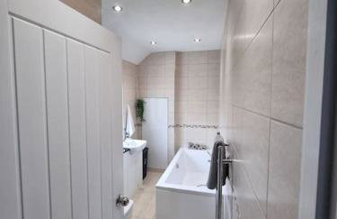 Comfy stays, Rotherham for contractors & Families, spacious, conservatory, free parking, wifi, 3BDR - Foto 18