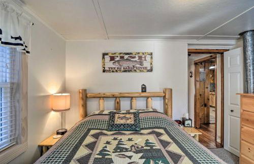 Riverfront Grayling Retreat with Fire Pit and Dock! - Foto 16