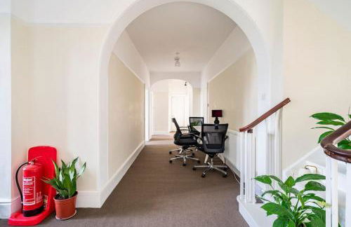 Perfect Family & Friends Home, Free Parking Security Onsite - Photo 7