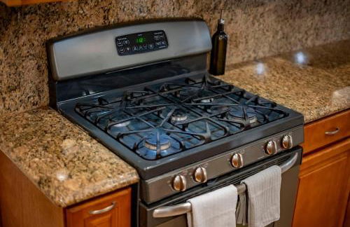 Peaceful Family Home with 3 Bedrooms and 2 Bathrooms - Photo 16