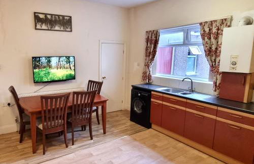 Spacious Apartment Near Rochdale Centre Train Tram Bus Free Parking Fast Wi-Fi - Foto 19