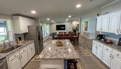 Spacious Vacation Rental with Stunning Lake Views from the Incredible Deck for an Amazing Getaway in Sabine National Forest in Hemphill, Texas - Foto 4