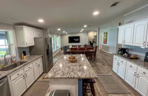 Spacious Vacation Rental with Stunning Lake Views from the Incredible Deck for an Amazing Getaway in Sabine National Forest in Hemphill, Texas - Foto 4