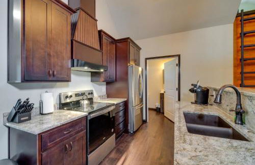 Tranquility Lake Getaway with Hot Tub on 27 Acres! - Foto 10