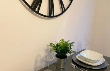 Lovely 2 bed house Cannock Driveway for 2 vehicles Perfect for contractors Business Travellers Short Stays Close to M54 M6 i54 A38 A5 McArthur Glen Designer Outlet - Foto 11