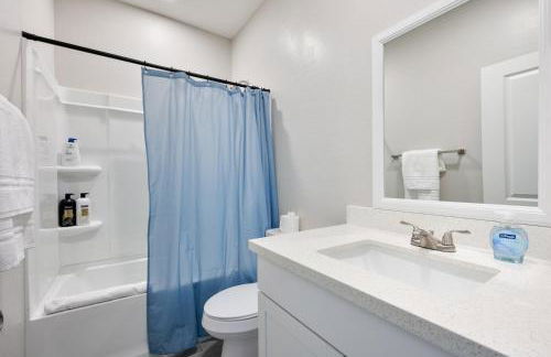 Elegant Two Bedroom Apartment with Free Parking and Plush Beds - Foto 13