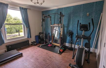 Cheltenham large house with gym, bar & hot tub - Photo 8