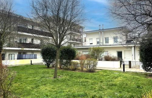 Appartement spacieux avec rooftop et garages privés à 3 min de la gare d'Épernon - FR-1-581-129 - Foto 1