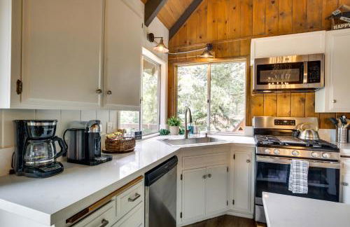 Cozy and Chic Lake Arrowhead Cabin with Deck! - Foto 11