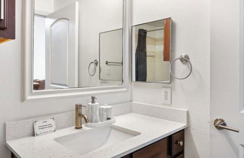 Softly Styled 1 King Sofa Bed Haven Frisco, TX - Foto 8