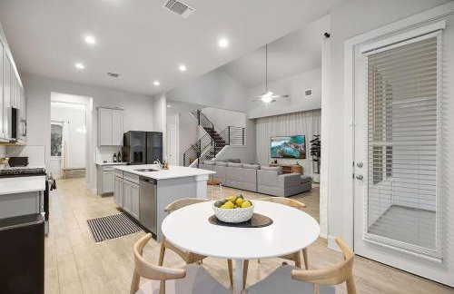 Luxe Modern 4B House with Office 20 min to DT - Foto 30