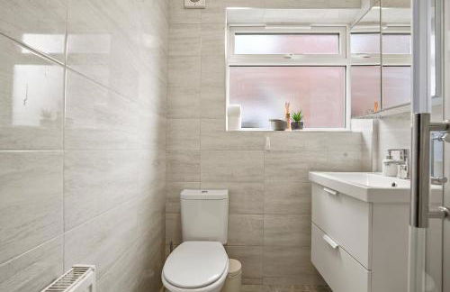 Private 2Bed-Parking & Garden-By FabAccommodation - Foto 15