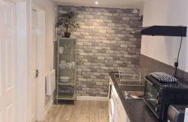 The Reading apartment with gardens, suitable for contractors - Photo 5