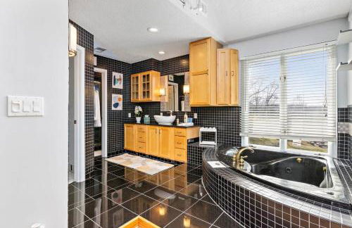 Hillside vacation next to Overland Park Kansas nature trail grill and fun - Foto 60