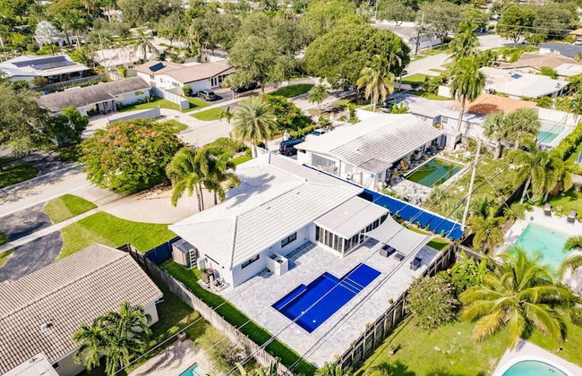 Modern Spacious Home With Pool Jacuzzi - Photo 45