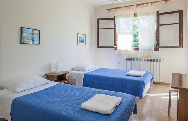 Absolute Villa by Stylish Stays - Photo 14