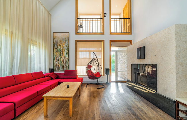 Luxurious Amber Villa With Private Pool and Garden Views - Photo 16