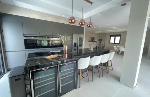 ULTIMATE LUXURY DREAM VILLA with 7 BEDROOMS, GYM, SPA and INFINITY POOL - Photo 18