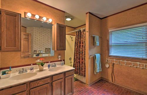 Spacious Lakehouse with Deck, Kayaks, and Dock! - Foto 19