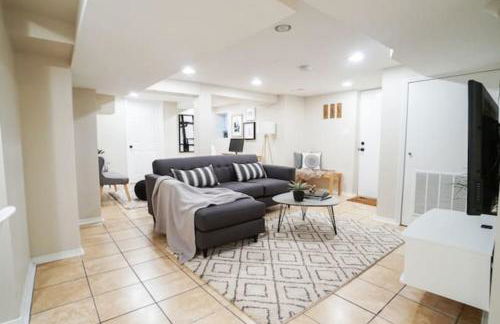 1BR Trendy Basement Apt with Laundry & Parking - Central Trendy - Foto 1