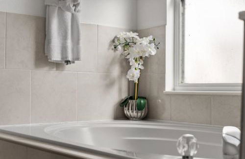 Single Story Villa with Pool Views and Family Fun - Foto 6