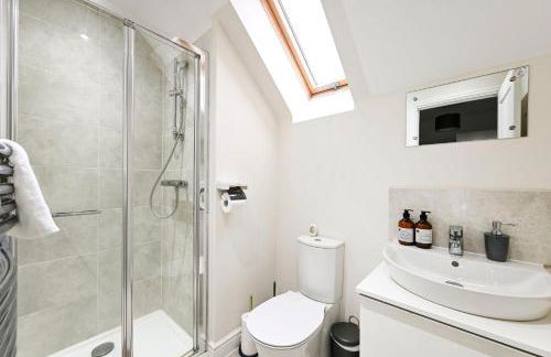 Swan's Place - Large 4bed home, Sleeps 9, Parking x2 & Games room - Foto 22