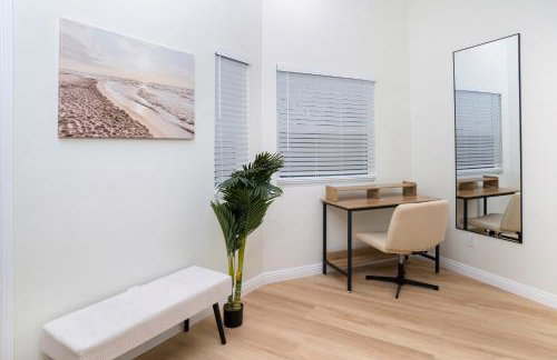 Newly Built Coastal Home with Yard - Foto 7