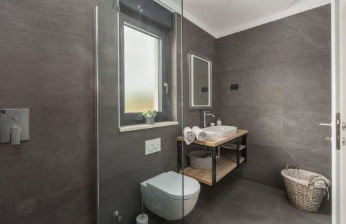 Moderne Villa mit Privatpool, Meerblick, Babybett, BBQ, klimatisierte Schlafzimmer - perfekt zum Biken - Photo 30