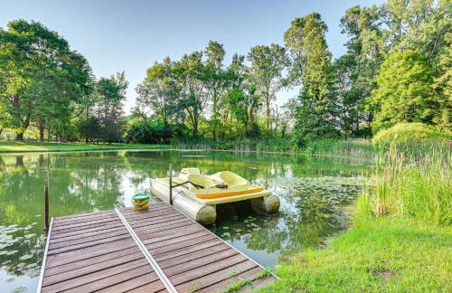 Magical Metamora Cottage with Fire Pit, Pond, Deck! - Foto 41