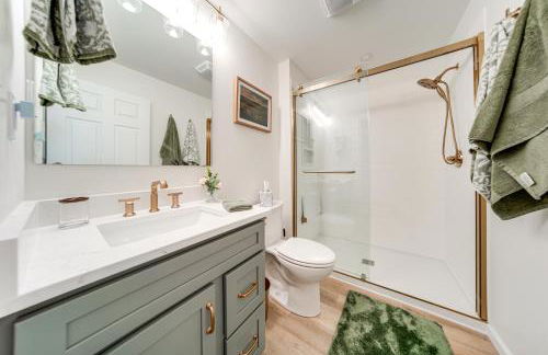 Walk to Lake Pet-Friendly Cottage in Jamestown! - Foto 12