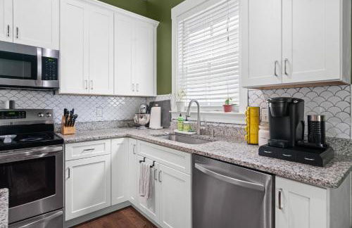 Downtown at The Peach House Dogs Welcome Fully Fenced Yard and Off-street Parking - Foto 9