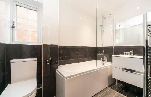 Gorgeous 4 BR House Near Station mins to London - Pass the Keys - Foto 44