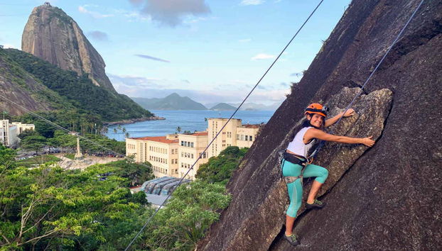 Escalando con el paisaje de fondo