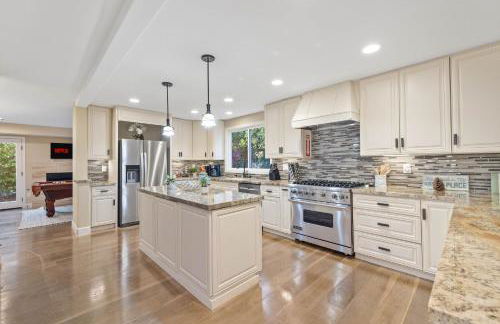 Oceanview Luxe Retreat with Rooftop - Foto 30