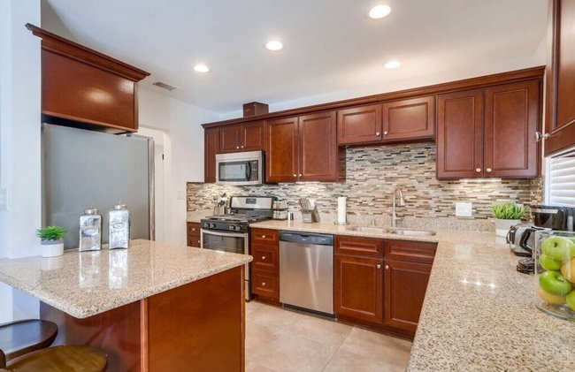 Beautiful Remodel 3 Bedroom 2 Bathroom Home With Pool & Jacuzzi - Foto 21