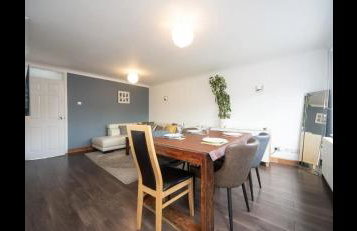 Spacious Chessington home with parking & garden - Photo 5