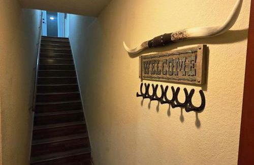 Old Fort Loft King & Queen suites nearest accomodation to Marshals Museum power your EV for free! - Foto 4