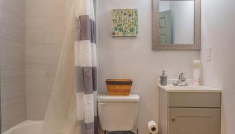 Stylish & Quiet 3BD Sleeps 8 Near Stadium & Downtown - Foto 3