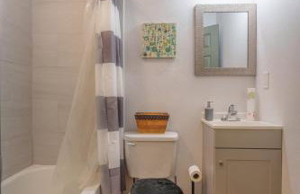 Stylish & Quiet 3BD Sleeps 8 Near Stadium & Downtown - Foto 3