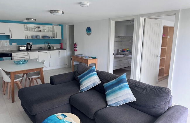 Sea View - 1min to Beach - Dog Friendly - 4 Guests - Photo 6