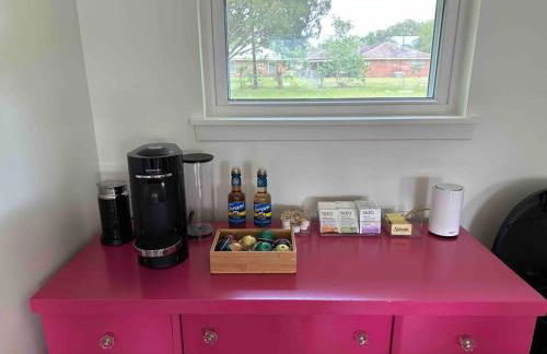 Central Lafayette location w/King Bed & Coffee Bar - Foto 6