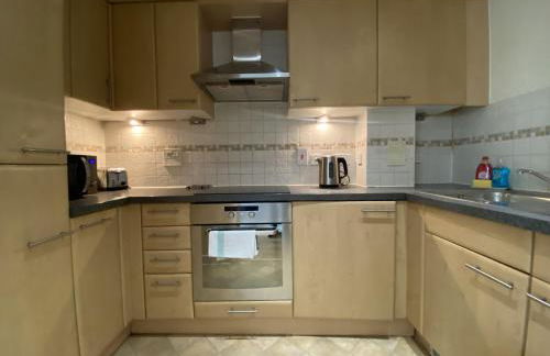 2-Bedroom Apartment with Balcony & Parking in Central Woking - Foto 10