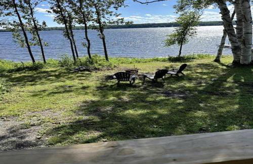 Magnificent Cabin Nestled Amidst Trees in Portage Lake, Maine - Foto 17