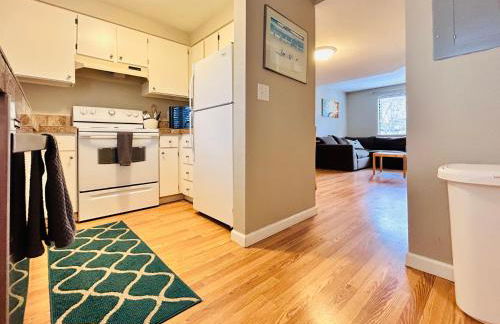Luxe on Penn Family Friendly, Toddler amenities, baby proof with baby gate, toys, bath toys, cups and plates, Separate Workstation with Desk and Monitor, located in desirable SE Boise next to the Greenbelt and Boise River - Foto 9