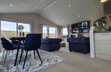 The Blue Lagoon 2 bedroom lodge with hot tub - Foto 13