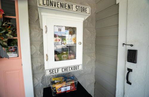 Historic Farm Cottage on 800-Acre Orchard - Foto 33