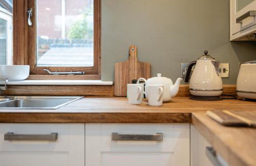 The Coach House - Beautiful Home in Cheltenham! - Photo 65